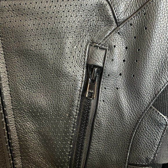 Authentic ICON REGULATOR LEATHER MOTO VEST- BLACK SIZE S/M - Picture 7 of 16